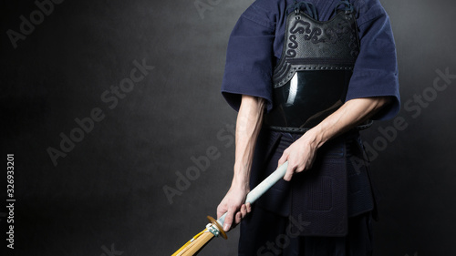 Dekoracja na wymiar  zawodnik-kendo-w-zbroi-cwiczacy-z-bambusowym-mieczem-specjalny-bambusowy-miecz-i-stroj-sportowy