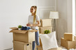 © lenetsnikolai - Girl parses things when moving to a new house