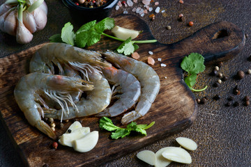 Wall Mural - raw shrimp on a dark background