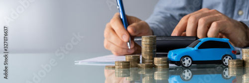 Fotomural Toy Car In Front Of Businessman Calculating Loan