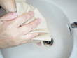 ウイルス対策の手洗いの後、手をペーパータオルで拭く様子