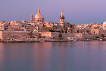 Fototapete - Valletta with Our Lady of Mount Carmel church and St. Paul's Anglican Pro-Cathedral at sunrise as seen from Sliema, Valletta, Malta