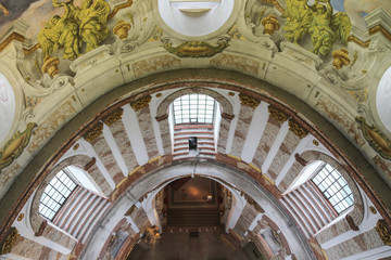 Wall Mural - Karlskirche Wien: Blick von oben nach unten auf Decken Fresko Malerei, Bogen Fenster und Eingang Kirche