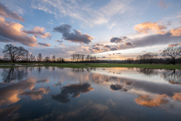 Poster - Paysage de plaine inondée au coucher du soleil