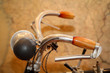 Detail eines Fahrrads, ein alter Lenker mit einer Hupe