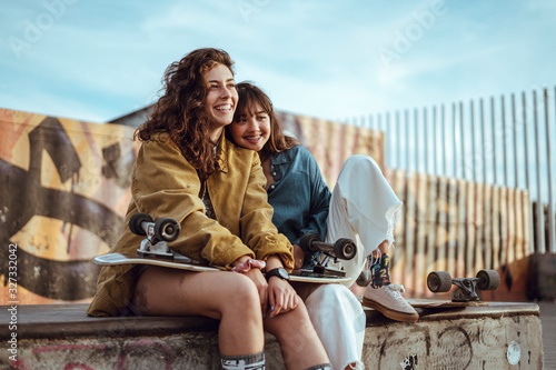 Fotografía Chicas juntas felices patin longboard
