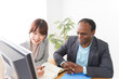 © maroke - オフィスでパソコンを使う2人のビジネスパーソン