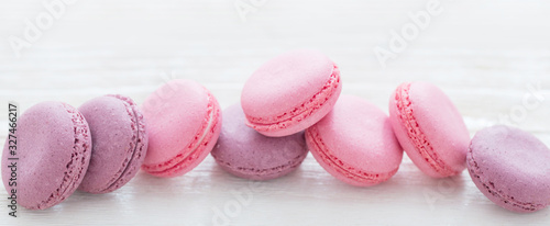 pink macaroons on wooden background Tableau sur Toile