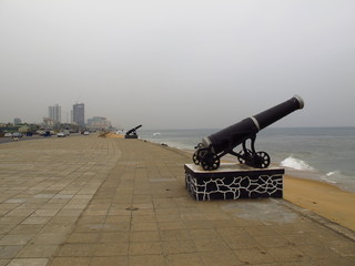 Wall Mural - the gun on the seafront in colombo, sri lanka