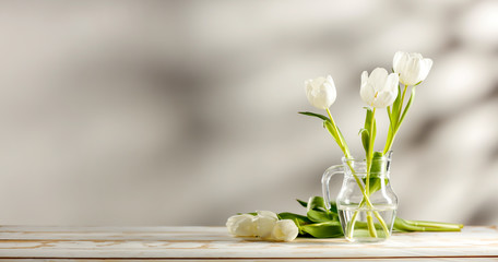 Fotomurales - Spring flowers on a wooden table with free space for an advertising product