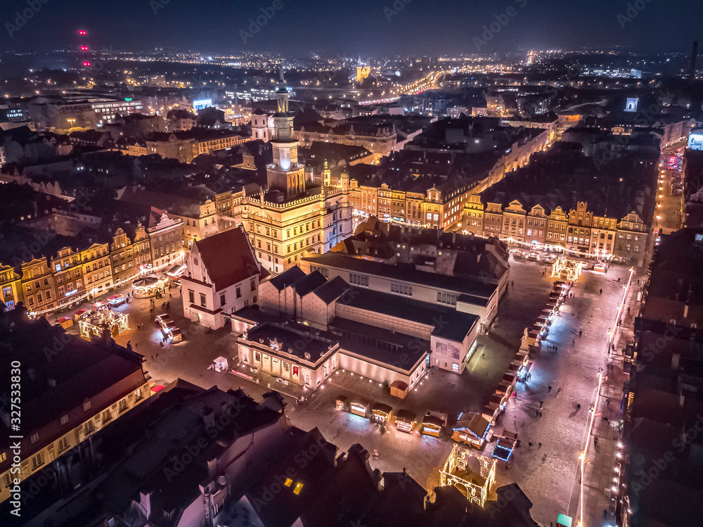 Obraz na płótnie Stary Rynek w Poznaniu w czasie Jarmarku Bożonarodzeniowego, nocny widok w salonie