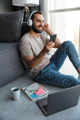 Canvas Print - Optimistic young man chatting by mobile phone.