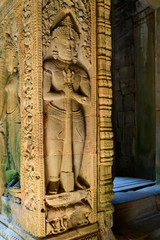 Une statue éclairée par le Soleil qui se couche du temple Preah Khan dans le domaine des temples de Angkor, au Cambodge