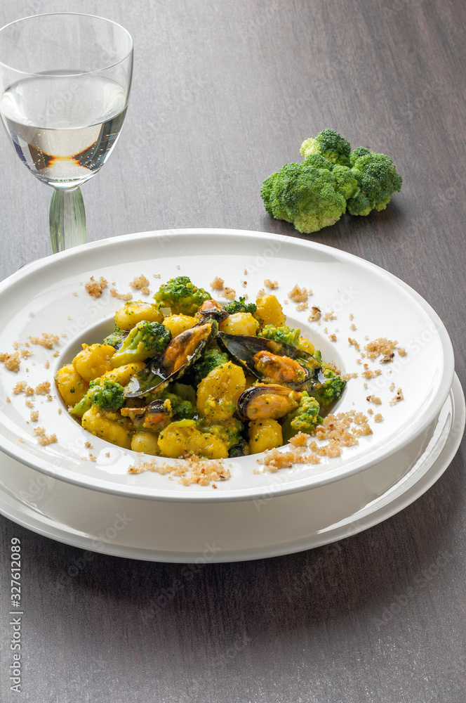 Gnocchi di patate e cozze con broccoli Stock Photo | Adobe Stock