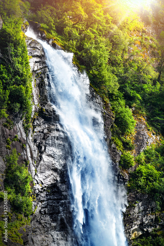 Dekoracja na wymiar  panoramiczny-piekny-wodospad-w-glebokim-lesie-w-norwegii-w-poblizu-blekitnego-oceanu-wodospady-z-widokiem-na-gory