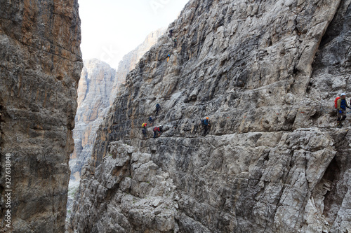 Cuadros en Lienzo People climbing the Via Ferrata Sentiero delle Bocchette Alte in Brenta Dolomite