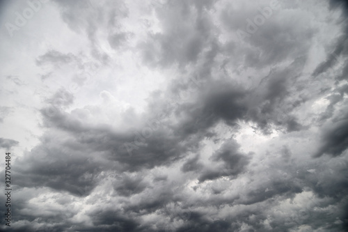 Fotografía dark clouds and moody sky