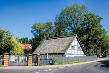 Fototapete - ferch, deutschland - dorf mit historischem fachwerkhaus