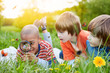 Kinder spielen Naturforscher mit Lupe im Garten