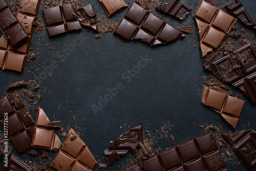 Fotografía Slices of dark and milk chocolate. Top view with copy space.