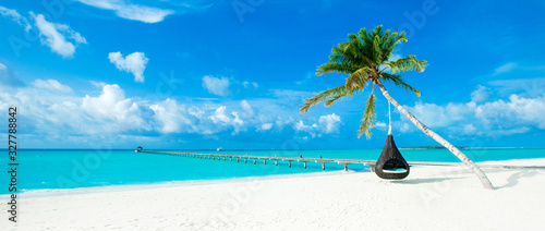 Cuadros en Lienzo tropical Maldives island with white sandy beach and sea