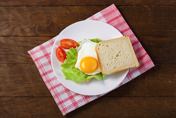 fried eggs breakfast toast salad on wooden