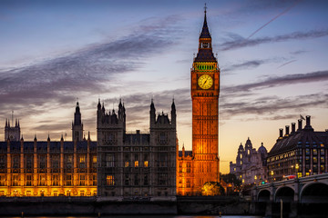 Fototapete - Der beleuchtete Big Ben Turm am Westminster Palast in London, Großbritannien, am Abend