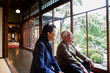 日本庭園を眺める高齢の夫婦