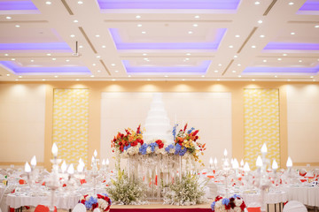 Poster - Wedding cake in wedding ceremony in hall