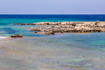 Scogliera con acqua bassa