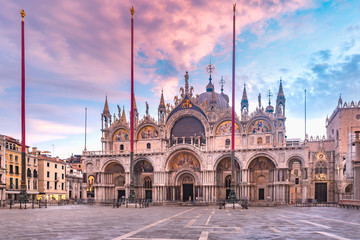 Fototapete - Cathedral Basilica of Saint Mark viewed from Piazza San Marco at sunrise, Venice, Italy.