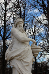 Wall Mural -  Stone monument of an elderly man in ancient clothes