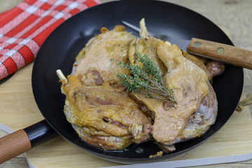 Sticker - confit de canards dans une poêle