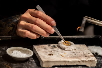 The processing of traditional Chinese silver ornaments