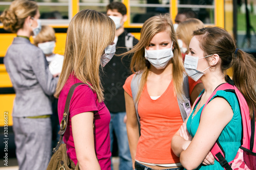 Fotomural School Students Wearing Medical Face Masks For Protection