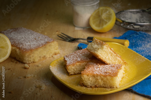 Fotografía Delicious lemon sponge cake with sugar