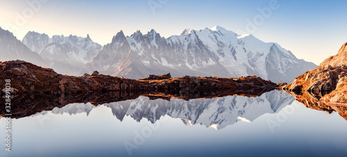 Fototapeta Alpy  niesamowity-widok-na-czysta-wode-i-niebo-refleksji-nad-jeziorem-chesery-lac-de-cheserys-we-francji-alpy-gory-monte-bianco-na-tle-fotografia-krajobrazowa-chamonix
