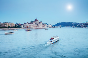 Fototapete - Evening view of Hungarian Parliament with Margit bridge. Famous place Budapest, Hungary, Europe.