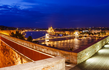 Fototapete - Idyllic evening view of Hungarian Parliament and Chain Bridge.