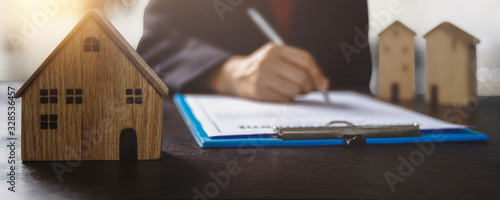 Fotografía real estate, property and home owner signing contract concept, small wooden hous