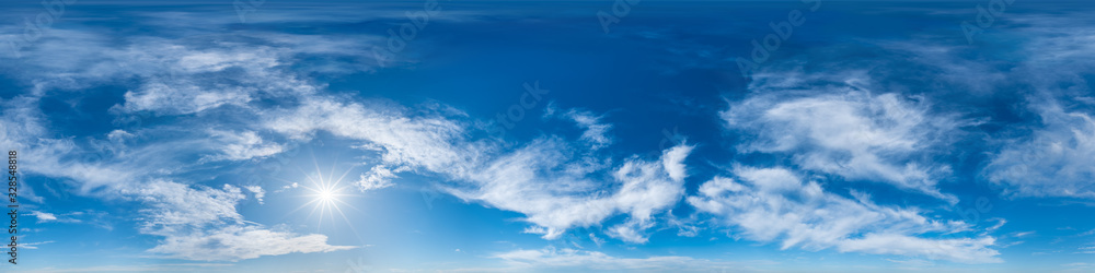 Nahtloses Panorama mit weiß-blauem Himmel in 360-Grad-Ansicht mit schöner Cumulus-Bewölkung zur Verwendung in 3D-Grafiken als Himmelskuppel oder zur Nachbearbeitung von Drohnenaufnahmen - obrazy, fototapety, plakaty 
