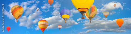 Dekoracja na wymiar  krajobraz-z-lataniem-balonow-na-ogrzane-powietrze-na-tle-slonecznego-nieba-z-chmurami