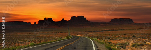 Fotografía Panoramic view of highway to Monument valley