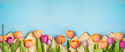 Fotomural Jewish holiday Passover celebration concept with matzah and tulip flowers on wooden table