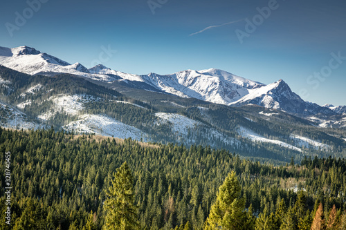 Obrazy Polskie Góry  sniezna-gora-zielony-las-i-blekitne-niebo-w-tatrach