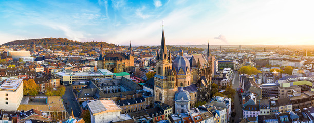 Wall Mural - Panorama Aachen Stadtbild mit Dom und Rauthaus, Dreiländereck