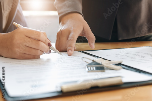 Cuadros en Lienzo Real estate agents agree to buy a home and give keys to clients at their agency's offices