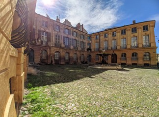 Place d'Albertas avec sa fontaine à côté du cours mirabeau et la rotonde à Aix en Provence, France