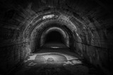 Tunel oscuro de desague de agua de las cloacas.