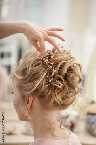 Photographie Makeup artist, hair professional stylist makes young beautiful bride bridal make